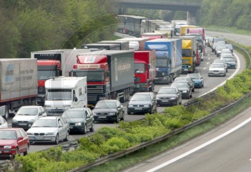 Stau auf der Autobahn A 1 bei Burscheid