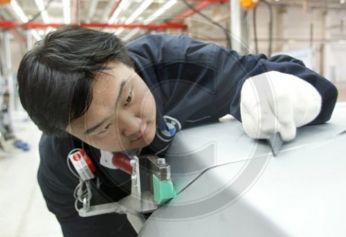 Chinesischer Arbeiter im BMW-Werk in China