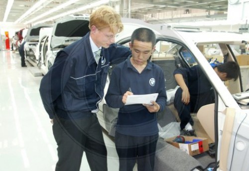 Arbeiter im BMW-Werk in China