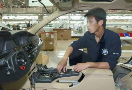 Chinesischer Arbeiter im BMW-Werk in China