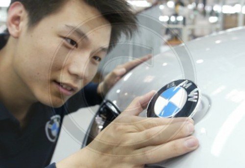 Chinesischer Arbeiter im BMW-Werk in China