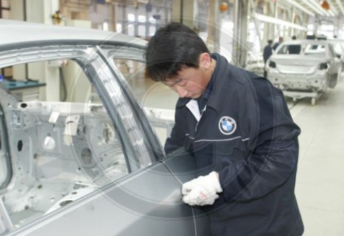 Chinesischer Arbeiter im BMW-Werk in China