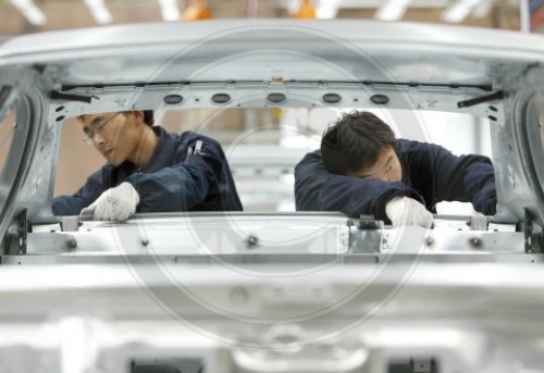 Chinesische Arbeiter im BMW-Werk in China