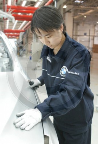 Chinesische Arbeiterin im BMW-Werk in China