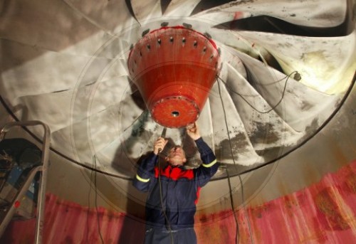 Reparaturarbeiten an einer Turbine einer Wasserkraftanlage