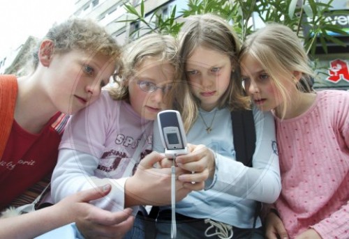 Kinder mit einem Handy