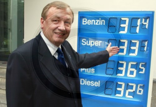 ARAL Vorstand Franke vor einer Benzinpreistafel