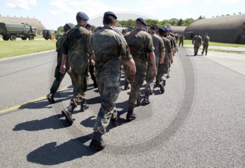 Soldaten der Luftwaffe marschieren