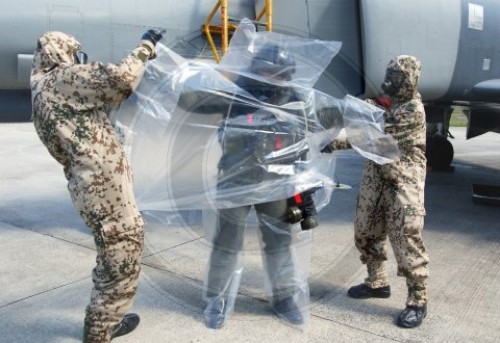 Soldaten mit ABC - Schutzausruestung