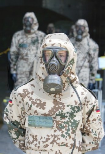 Soldaten mit ABC - Schutzausruestung