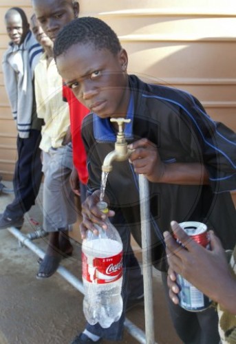 Kinder fuellen Trinkwasser ab