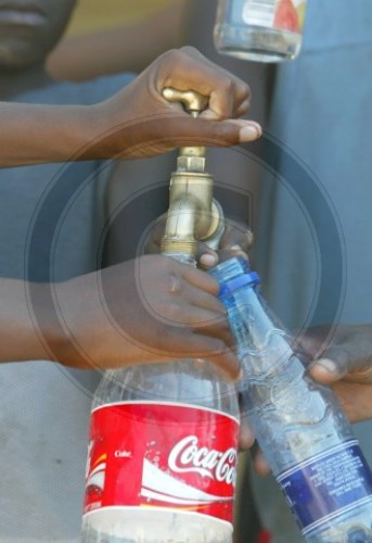 Kinder fuellen Trinkwasser ab