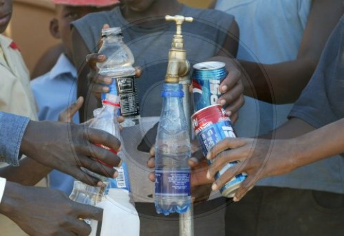 Kinder fuellen Trinkwasser ab