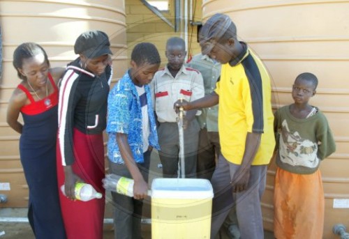 Kinder fuellen Trinkwasser ab