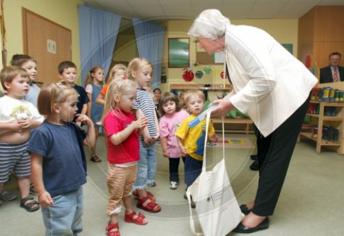 Renate SCHMIDT besucht einen Kindergarten