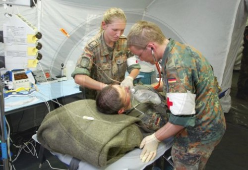 Ambulante Behandlung eines Soldaten