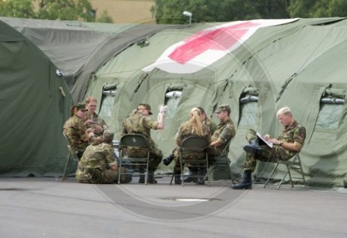 Niederlaendische Soldaten vor Versorgungszelt