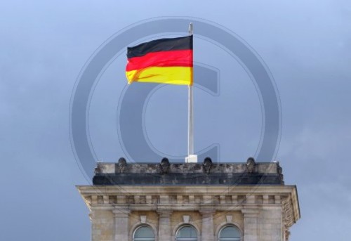 Deutschlandflagge auf dem Reichstag