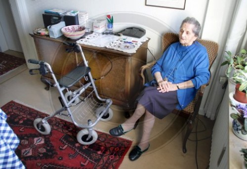 Eine 91 jaehrige Frau sitzt in ihrer Wohnung