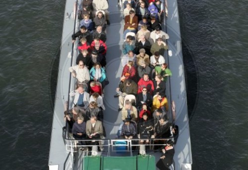 Touristen auf einem Schiff