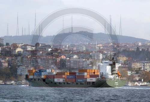 Containerschiff auf dem Bosporus
