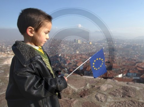 Tuerkischer Junge mit EU-Fahne