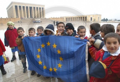 Tuerkischer Kinder mit EU-Fahne