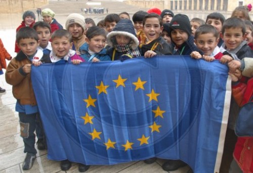 Tuerkischer Kinder mit EU-Fahne
