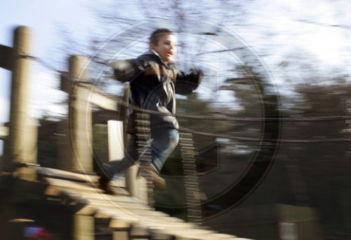 Junge auf einem Spielplatz