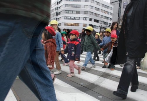 Das Stadtbild von Tokio ist durch junge Menschen gepraegt