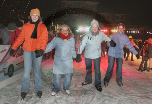 Vier Maedchen beim Eislaufen