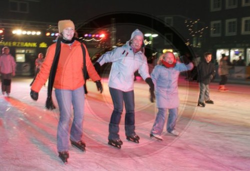 Vier Maedchen beim Eislaufen