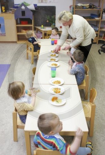 Kinder beim Mittagessen in der Kita