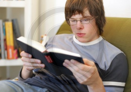 Ein Jugendlicher liesst ein Buch