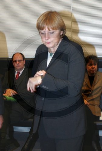 Merkel sieht auf die Uhr