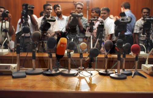 Journalisten und Mikrofone