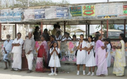Tamilen warten an einer Haltestelle in Sri Lanka