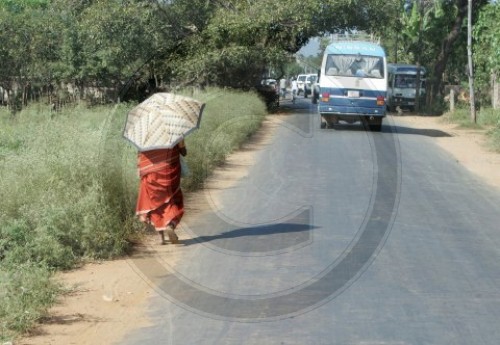 Fussgaengerin auf einer Strasse in Sri Lanka