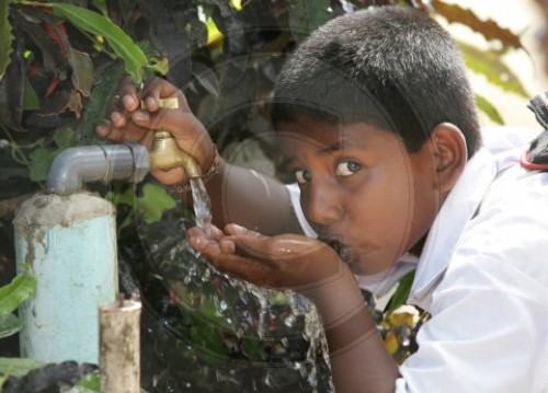 Ein Junge trink Wasser