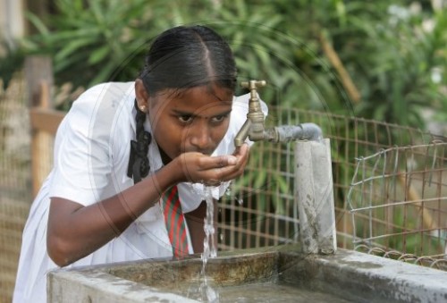 Ein junge Tamilin trink Wasser