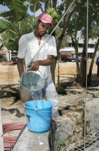 Tamile an einem Brunnen