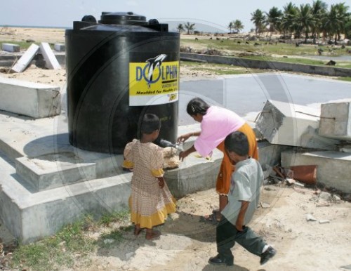 Tamilen an einem Wasserkontainer