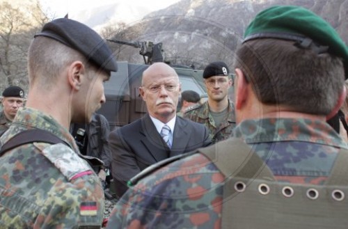 Struck besucht KFOR-Soldaten
