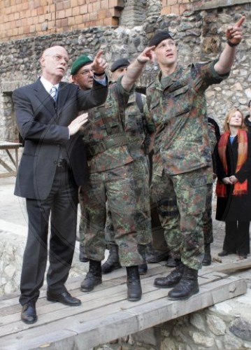 Struck besucht KFOR-Soldaten