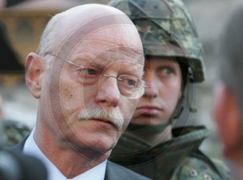 Struck besucht KFOR-Soldaten