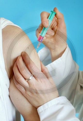 Patient bekommt eine Impfung