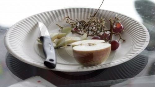 Teller mit Obst und Messer