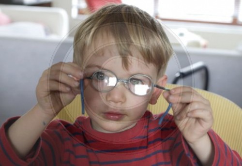 Kleiner Junge mit Brille