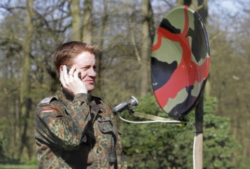 Soldat mit Handy