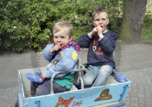 Kinder im Bollerwagen